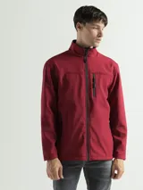 Campera de neopreno roja, semi impermeable, con cuello alto, cierre frontal y bolsillos laterales con cierre.