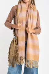 Pañuelo de textura suave y ligera con diseño de rayas horizontales en tonos rosados y tostados.