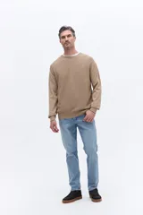 Sweater de cuello redondo con frente texturizado y mangas y espalda lisas. Confeccionado en algodón, presenta un diseño versátil ideal para usar en capas.