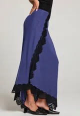 Falda larga azul con dobladillo asimétrico y detalles de encaje negro en los bordes.