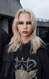 Remera de algodón color negro con efecto lavado, corte oversize y estampa frontal de un chihuahua con estética gótica y calavera.