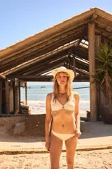 Bikini de dos piezas color beige, compuesto por un corpiño triangular con aro forrado en el centro y bombacha clásica. Incluye push up removible.