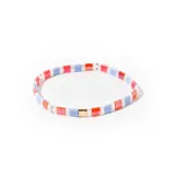Pulsera elástica con cuentas de tila rectangulares en colores celeste, blanco y naranja.