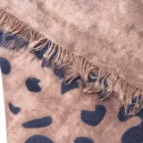 Pashmina de viscosa liviana con estampado floral multicolor y terminación de pompones decorativos en las puntas.