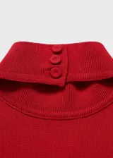 Vestido largo rojo de punto combinado, con cuello halter, sin mangas y diseño evasé con falda fluida y amplia.