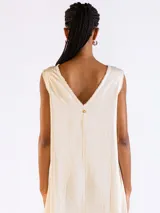 Vestido largo sin mangas de corte recto y holgado, con escote bote y bolsillos laterales. Confeccionado en mezcla de lyocell, viscosa y lino.