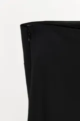 Vestido largo negro de viscosa, con escote recto tipo palabra de honor y hombros descubiertos, de corte recto y ajuste con cierre lateral oculto.