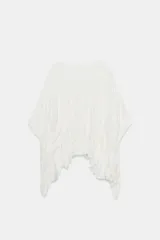 Top de cuello redondo color celeste con textura fruncida, mangas tipo capa y bajo asimétrico.