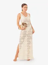 Vestido largo color crudo, tejido al crochet con diseño calado y escote en V.