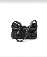 Cartera marrón con correa de hombro, diseño fruncido y hebilla decorativa.