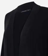 Cardigan largo de punto color negro, con diseño abierto frontal, mangas largas y bolsillos laterales. Presenta un corte regular y acabado liso.