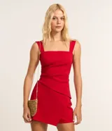 Blusa de bretel ancho y escote cuadrado, confeccionada en bengalina color rojo. Presenta fruncido en el lateral y diseño de bajo asimétrico.