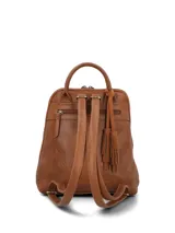 Mochila Hush Puppies modelo Laerke, combinada en cuero sintético liso y gamuza color caramelo. Cuenta con un compartimento principal con cierre, un bolsillo frontal con solapa y hebilla decorativa, y asa superior.