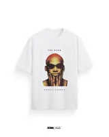 Remera blanca de manga corta con estampado de Dennis Rodman con el texto "The Worm" y "Dennis Rodman".