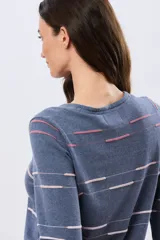 Buzo de tejido de punto de algodón en color azul, con cuello redondo, manga larga y diseño de líneas finas horizontales con detalles en tonos rosados y beige.