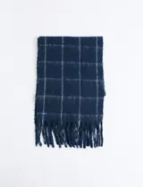 Bufanda de estilo escocés con textura suave, diseño a cuadros en tonos azul y verde, con flecos en los extremos.
