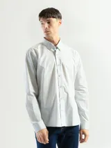 Camisa de manga larga color celeste muy claro, confeccionada en algodón, con cuello abotonado (button-down) y corte clásico.