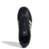Championes urbanos Adidas modelo VL Court 3.0, color negro con las icónicas tres tiras laterales en blanco y suela de goma color marrón. Presentan un diseño de inspiración skater con parte superior de cuero sintético y etiqueta con logo en el lateral.
