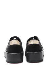 Zapatillas urbanas con estampado de víbora en tonos marrones y negros, con detalles en cuero liso negro y aplique dorado en el talón.
