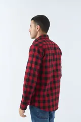 Camisa de viyela a cuadros negros, blancos y rojos, de corte slim fit, con bolsillos en el pecho, manga larga y cierre con botones.