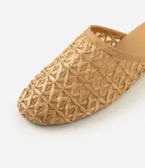Chatita estilo mule de Satinato, color tostado, con parte superior en trama de rafia con diseño geométrico calado y punta levemente afinada.