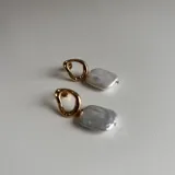 Aros colgantes con perlas barrocas de río y gancho de plata 925 con baño de oro.