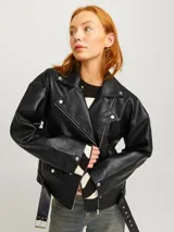 Campera estilo biker de cuero sintético negro con solapas anchas, cierre frontal cruzado, bolsillos con cremallera y cinturón ajustable en el dobladillo inferior.
