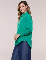 Camisa de satén blanca de la marca Floral & Ivy, con cuello con solapa, cierre frontal de botones, manga larga con puño ancho y bolsillo aplicado en el pecho.