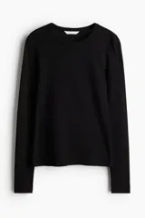 Remera entallada de manga larga y cuello redondo, confeccionada en punto de algodón color negro.