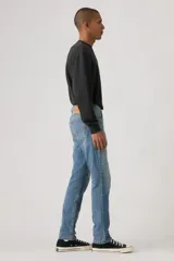 Jean de corte slim fit, color celeste, con cierre de cremallera y botón metálico. Presenta un diseño clásico de cinco bolsillos con costuras reforzadas.