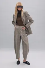 Blazer de cuello solapa y manga larga con diseño de cuadros. Presenta cierre frontal cruzado con botones.