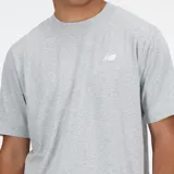 Remera gris de algodón con logo pequeño de New Balance estampado en el pecho.
