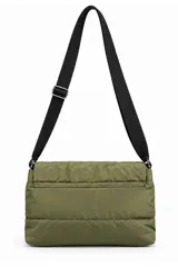 Cartera bandolera negra de diseño puffer acolchado, con solapa y costuras chevron. Cuenta con una correa ajustable de cinta resistente y un detalle de etiqueta frontal con el logo grabado.