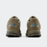 Championes New Balance 2002 color marrón con detalles en verde y plateado.