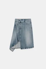 Falda midi de denim con diseño asimétrico en el bajo. Presenta tiro medio, trabillas para cinturón, cinco bolsillos clásicos y cierre frontal con cremallera y botón metálico.