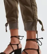 Pantalón jogger liso color verde oliva, con bolsillos laterales y ajuste en los tobillos.