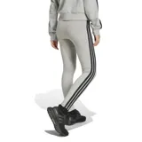 Calza deportiva Adidas Essentials, color gris melange con franjas laterales negras y logo de la marca estampado en el muslo.