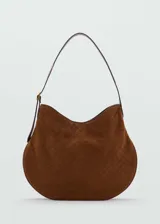 Bolso tipo hobo color marrón de gamuza con logo estampado y asa de hombro ajustable.