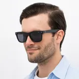 Lentes de sol INVU modelo IB22450A, con montura negra de acetato y lentes polarizadas grises. Diseño wayfarer unisex.