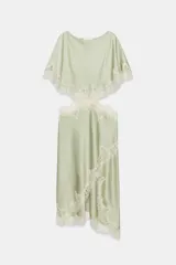 Vestido midi de Zara Woman Collection color verde menta, con cuello barco, mangas cortas y aberturas cut out laterales. Presenta detalles de encaje a contraste en mangas, cintura, aberturas y en el bajo asimétrico con abertura.