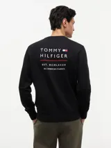 Buzo negro de cuello redondo de Tommy Hilfiger, con el logo brand love bordado en el pecho, mangas largas y puños acanalados.