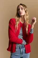 Cardigan de tejido de punto color rojo, con cuello redondo, cierre frontal de botones al tono y puños acanalados.