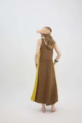 Vestido midi de punto sin mangas, con escote redondo, diseño bicolor en tonos marrón y amarillo, y corte holgado.
