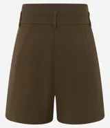 Short de sastrería negro, corte recto, con cintura alta, trabillas, pliegues frontales y detalle de medio cinturón con hebilla lateral.