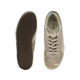 Championes Puma modelo Speedcat Elevated, confeccionados en gamuza color beige con detalles en tono más claro. Presentan el logo de la marca en el lateral y en la puntera, con suela de goma marrón de perfil bajo inspirada en el automovilismo.