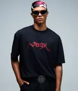 Remera de algodón color negro, con cuello redondo, mangas cortas y estampa frontal en tono rojizo.