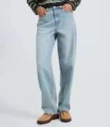 Pantalón baggy de jean en color azul claro, con cintura mediana, corte amplio y recto. Cuenta con bolsillos funcionales, trabillas para cinturón y cierre frontal con botón y cremallera.