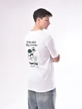 Remera blanca de algodón con cuello redondo y estampado pequeño en el pecho con la frase "Disco Only".