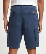 Bermuda cargo de algodón color blanco, con bolsillos laterales y traseros, cierre con botón y cremallera.