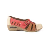 Zapato guillermina artesanal confeccionado en cuero, diseño multicolor combinando tonos beige, rojo y marrón, con perforaciones laterales, tiras en el empeine con hebilla metálica y suela baja con cámara de aire.